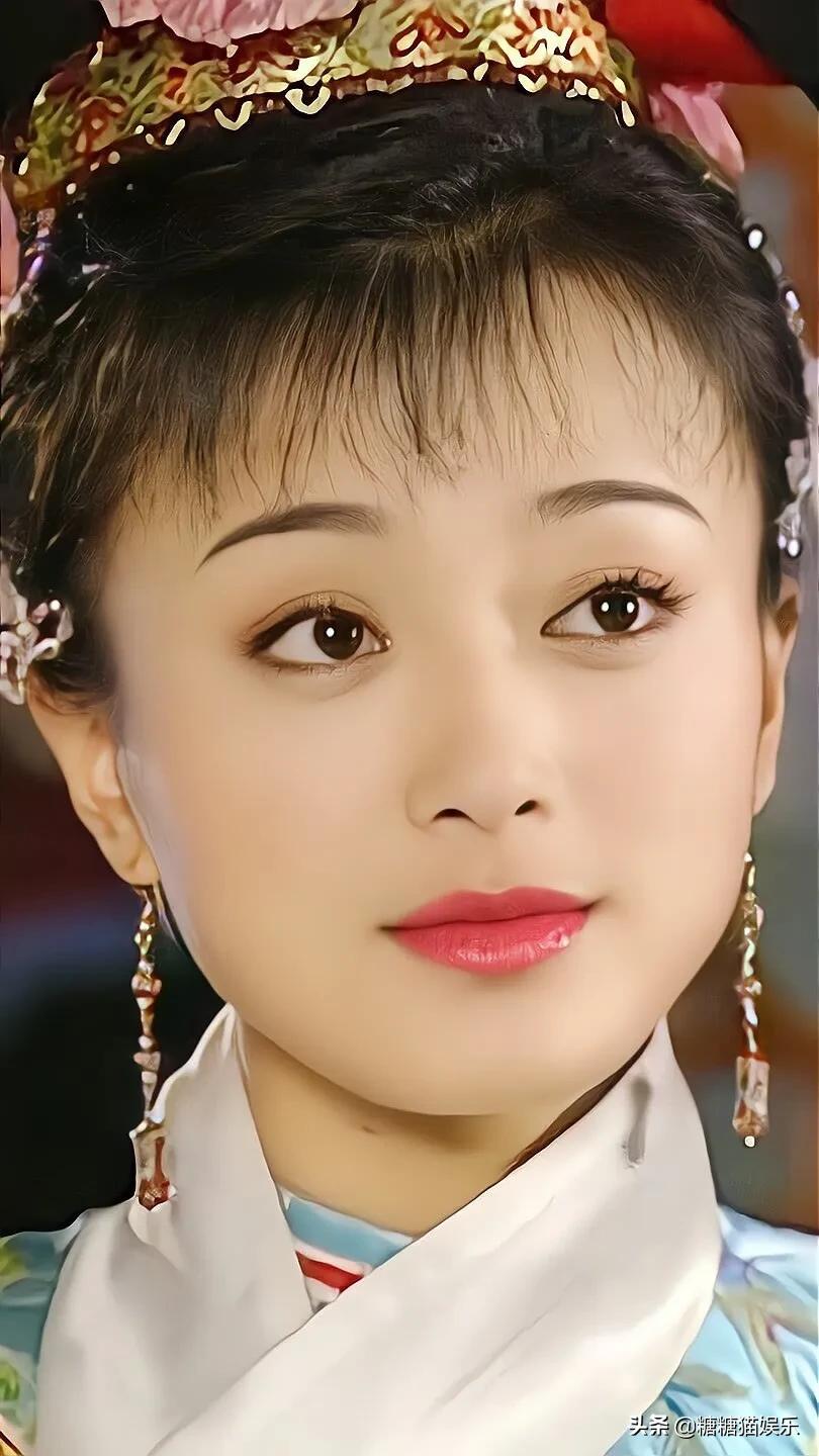 秦岚：气质高贵，明艳动人