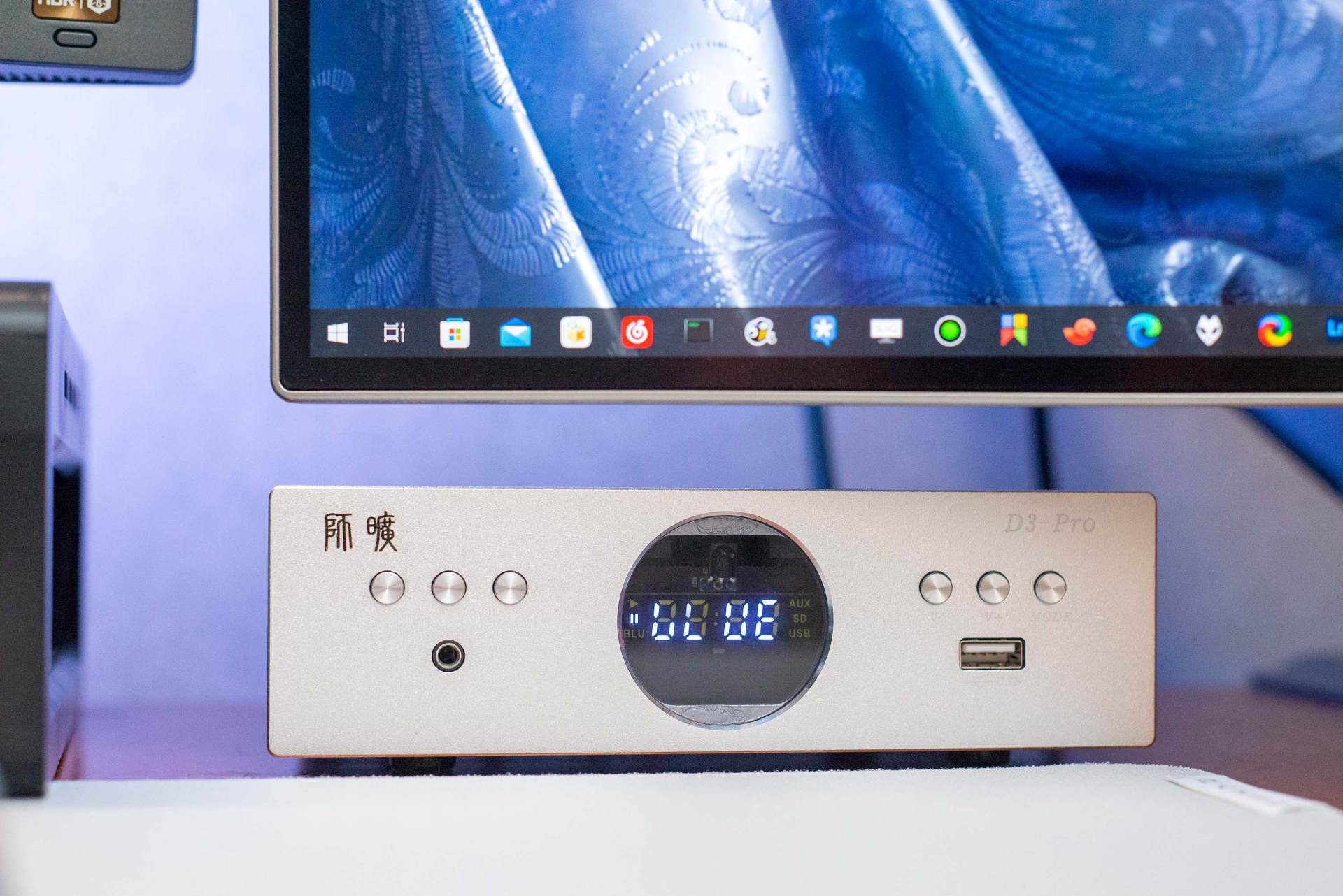 桌面改造 2.0，兼顾生产力与娱乐性的一体化空间