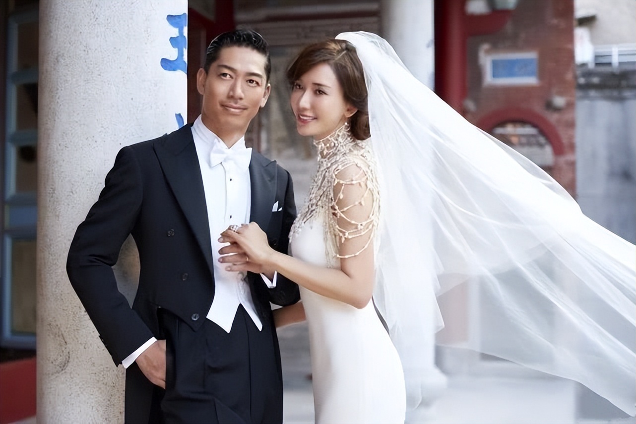 林志玲庆结婚3周年，晒一家三口牵手照秀幸福，儿子雪白皮肤抢镜