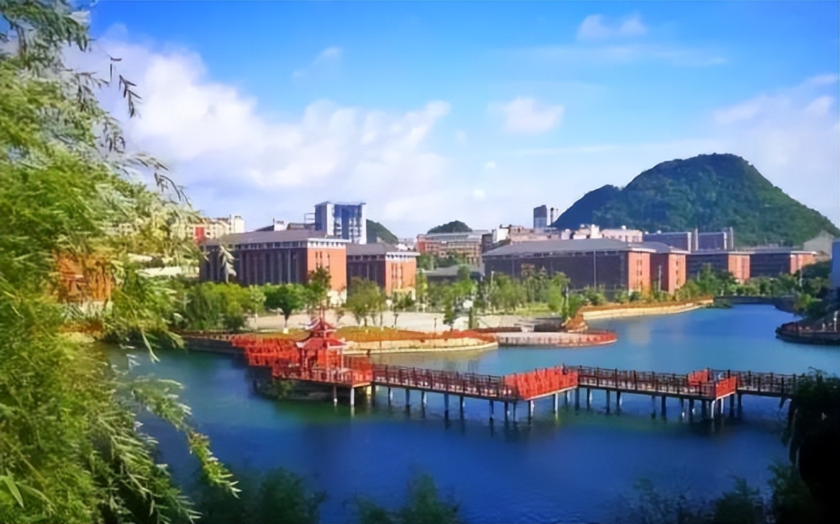 这4所高校适合文科中等生报考，录取分数低实力强，就业前景好