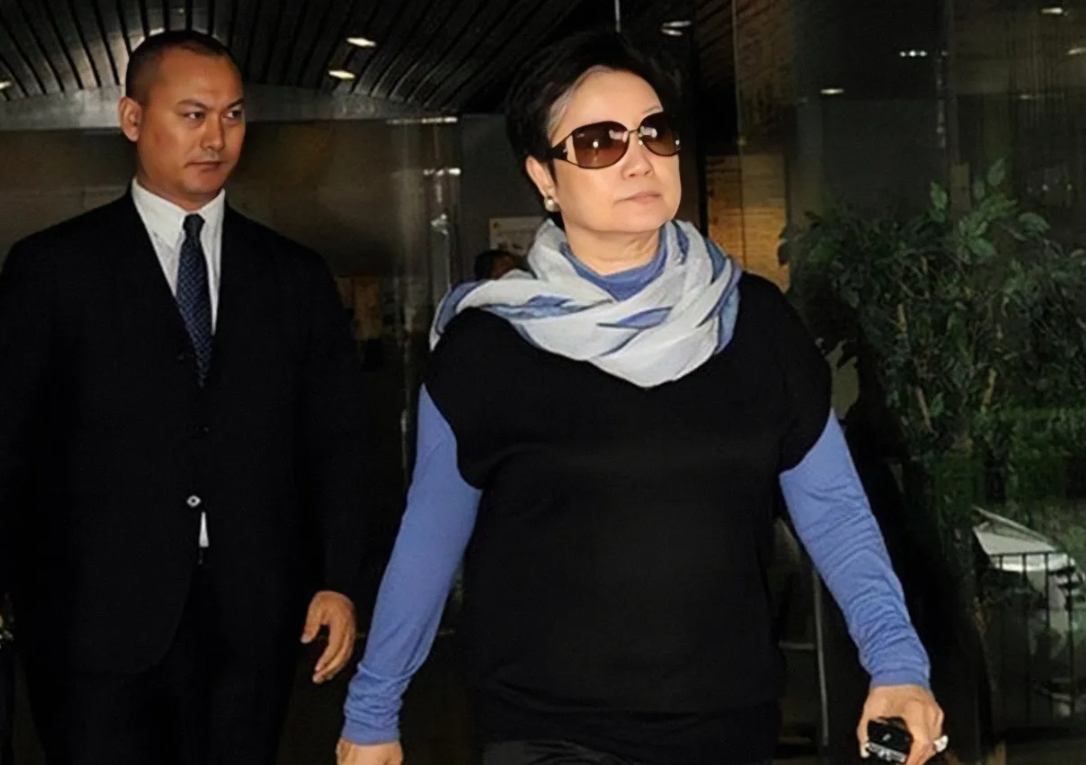 司徒玉莲与她的保镖司徒玉莲不再相信所谓的婚姻自此之后,司徒玉莲