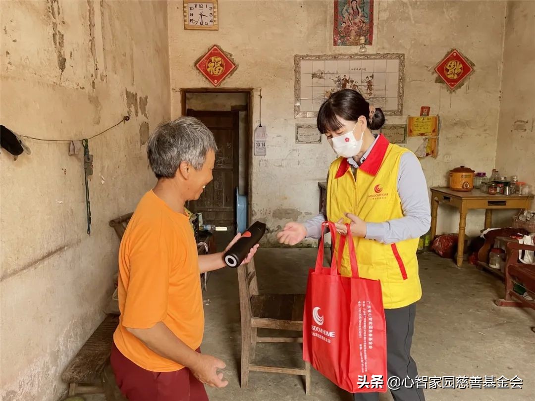 颁发第二期“众爱燃梦一对一助学金”，为孩子的梦想保驾护航
