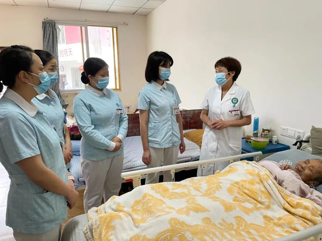 射洪市中医院护理专家团队走医养结合中心开展义诊活动