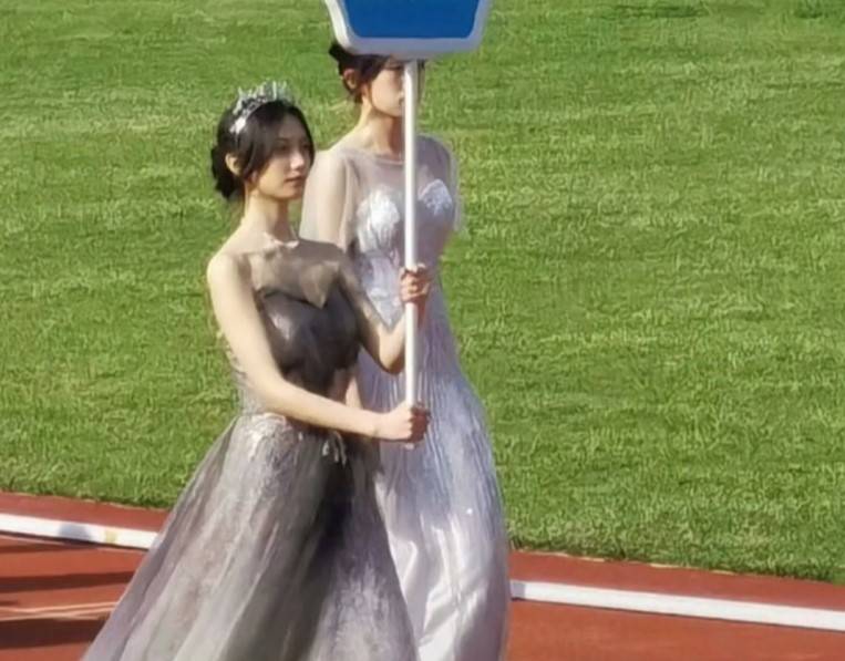 高中女生凭一己之力，将运动会变成“选美比赛”，男同学目不转睛