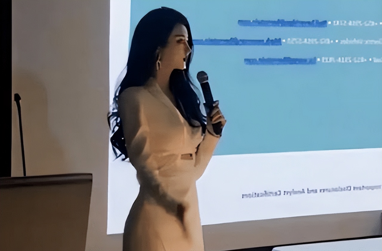 上海高校女老师走红，五官“科技感”十足，漂亮但令人不适