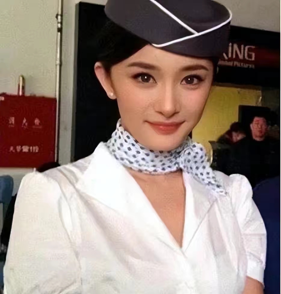 “考古”女星罕见18岁青涩照，刘亦菲太甜了，宁静好野