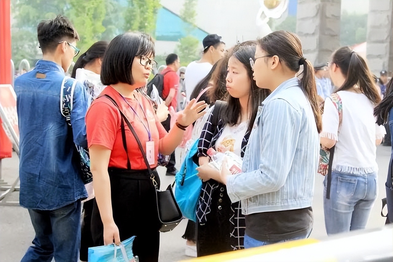 清北争夺赛再次打响，考生凌晨三点接到“抢人电话”，果然很卷