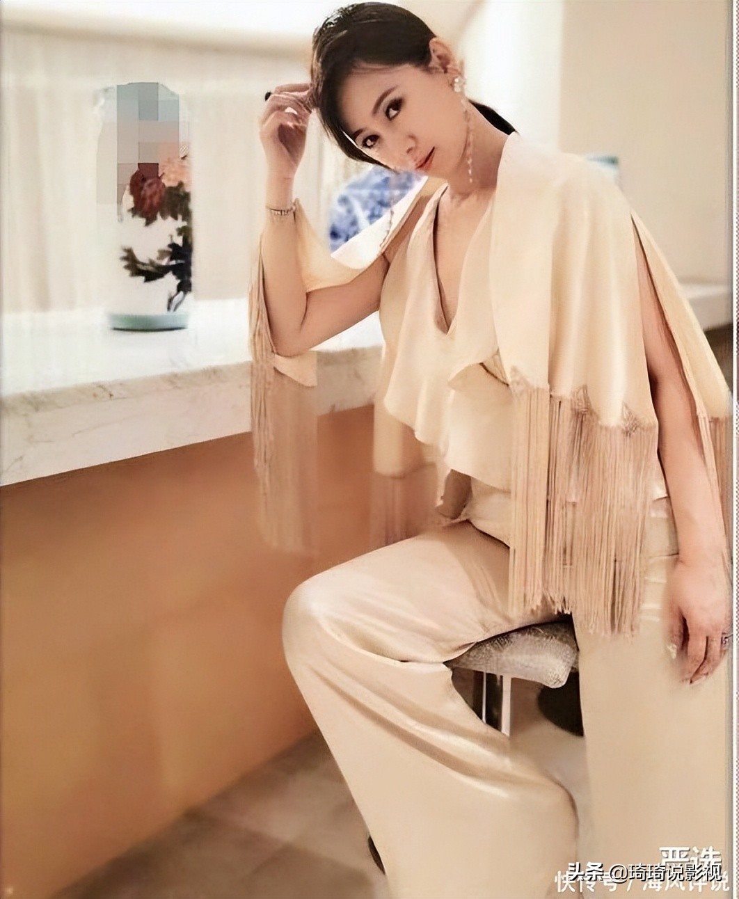 52岁翁虹近照，与30岁的古力娜扎合影，犹如一个青春少女