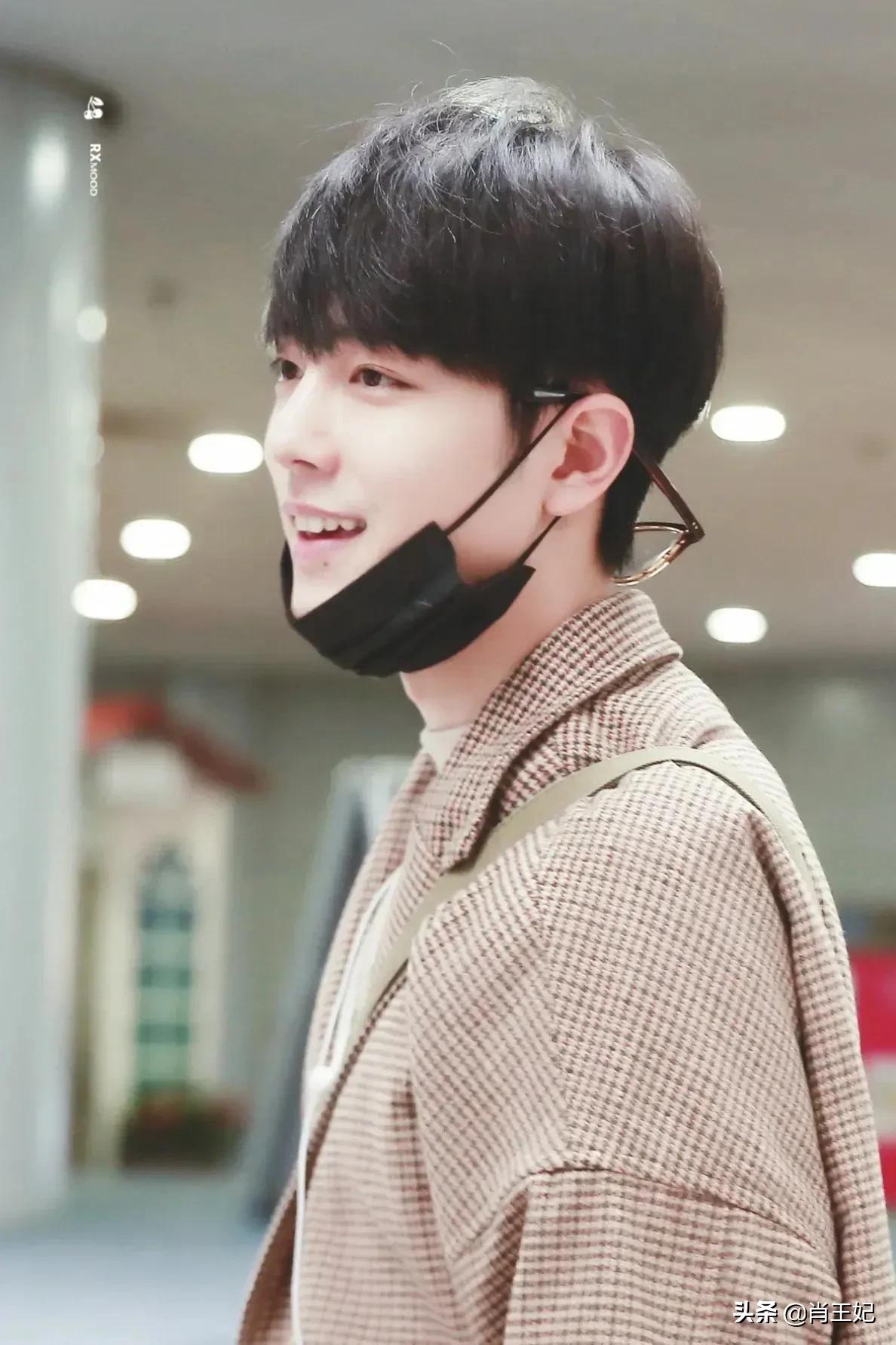 桃桃的一组生图,肖战的眼睛真好看,灵气逼人鲜花与少年绝配