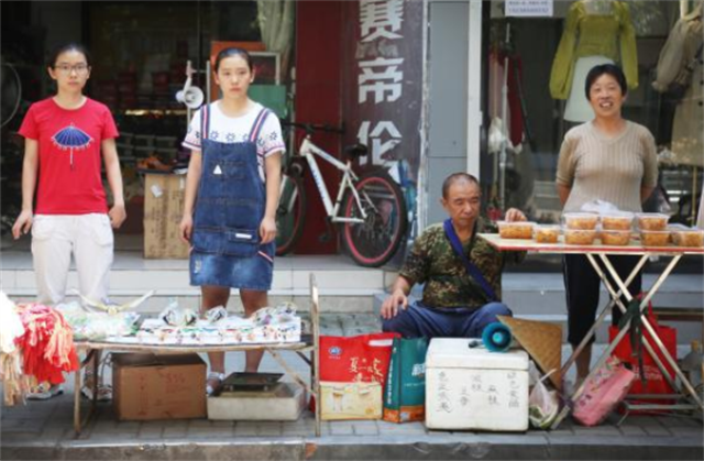 双胞胎姐妹同时考上大学，15年没买过新衣服，全穿亲友资助的旧装