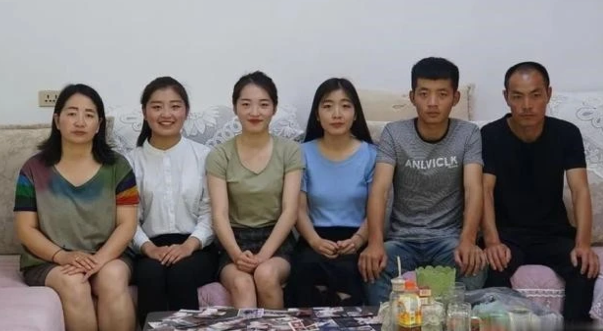 23年前，河南夫妻生下龙凤四胞胎没钱抚养，如今有车有房幸福美满