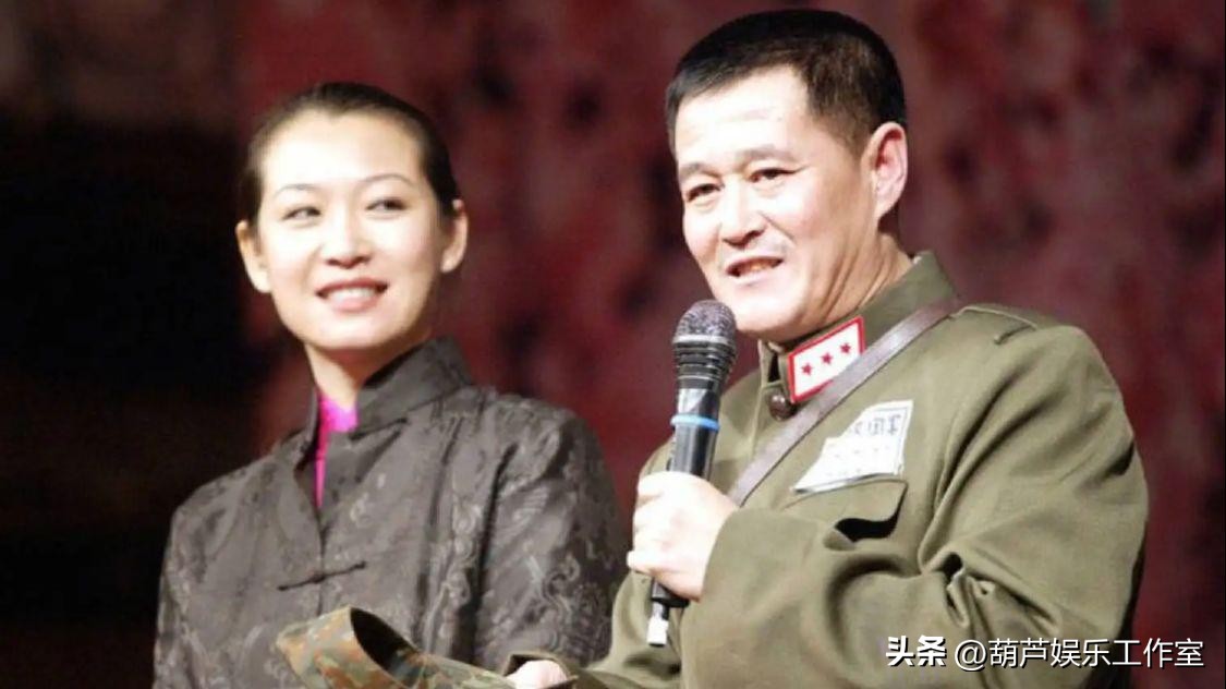 赵本山丈母娘罕见曝光，十多人前呼后拥阵容强大