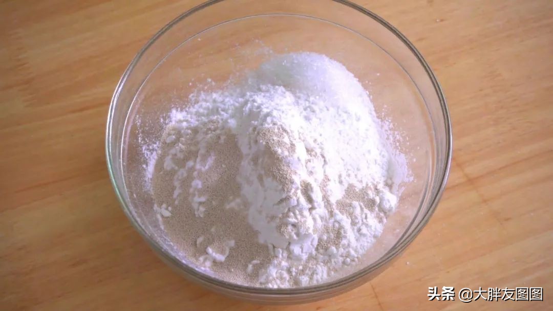 你吃过蛋糕饼吗？外脆里软的粗点心，看着就馋了