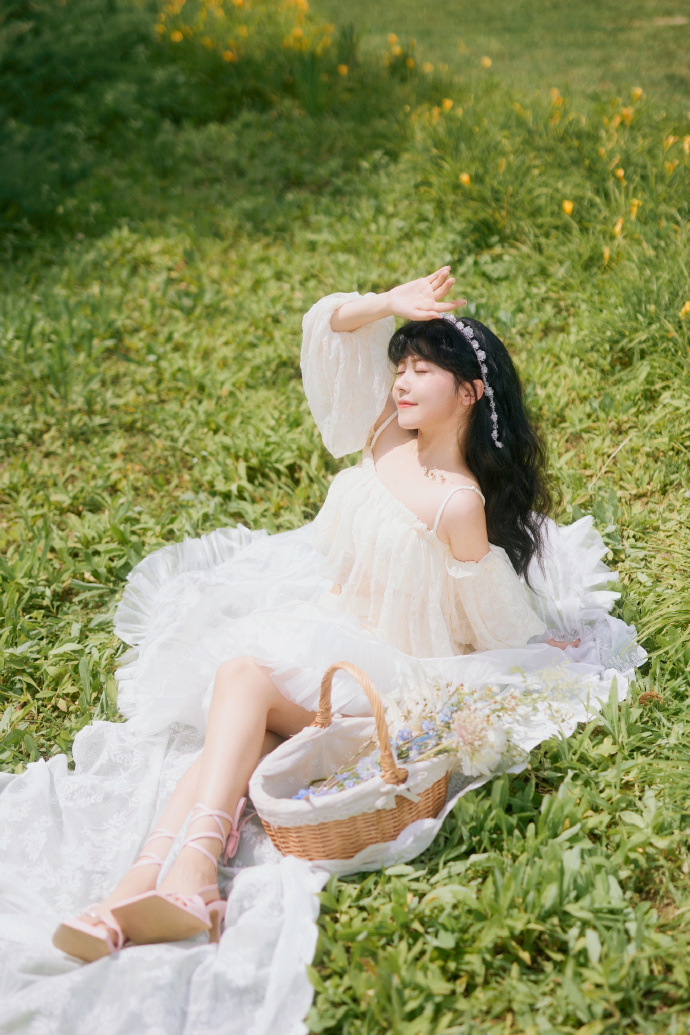 赖美云一身白色长裙公主气质尽显