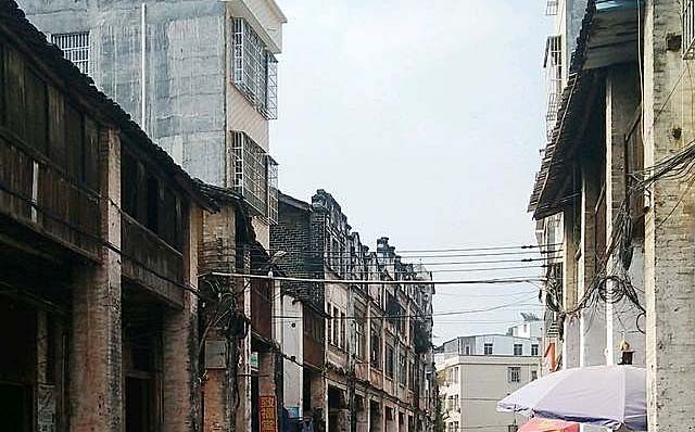 05年审判陈毅锋时欲抹黑执法部门，声称遭受私刑：被吊了15个小时