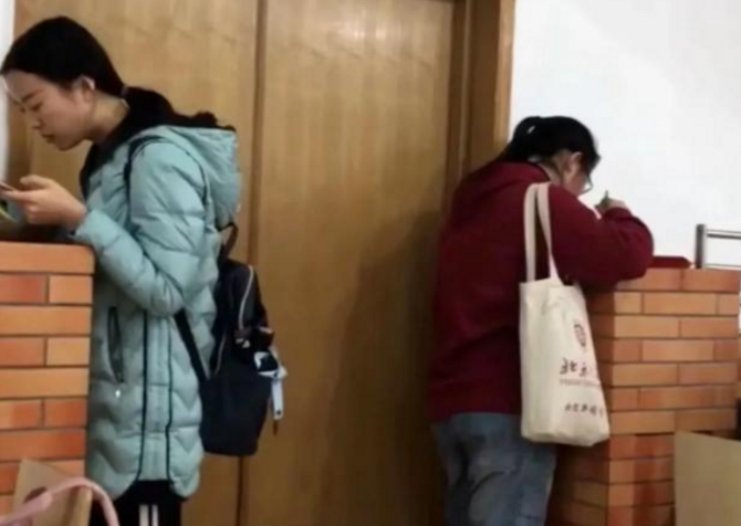 清华课堂照火了，家长视角独特：竟没一人染发，学习好是有原因的