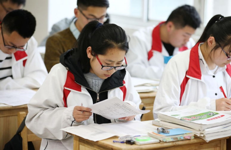 高考过后才发现，普通班的鸡头和重点班的凤尾，差的不是一星半点