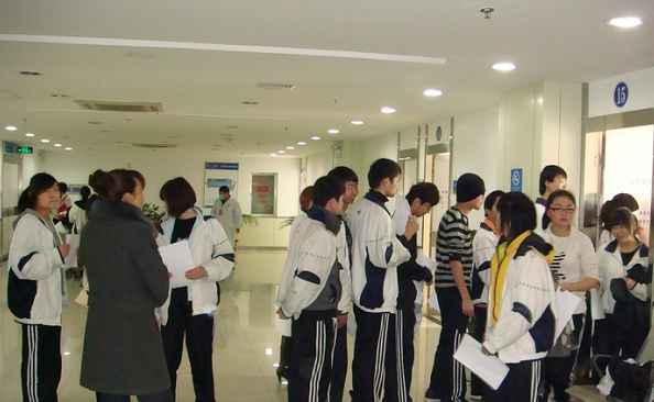 高考体检要求学生“全脱掉”？高三学生难以接受，医生：你想多了