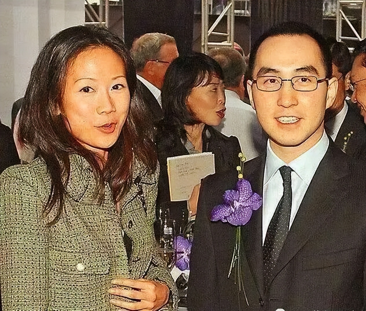 何猷龙：23岁娶初恋，结婚22年零绯闻，靠自己赚百亿家产