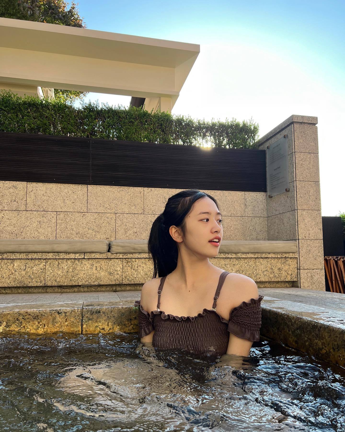IVE安宥真，66万韩元泳装，秀出清晰腹肌，从清纯少女到火辣泳装