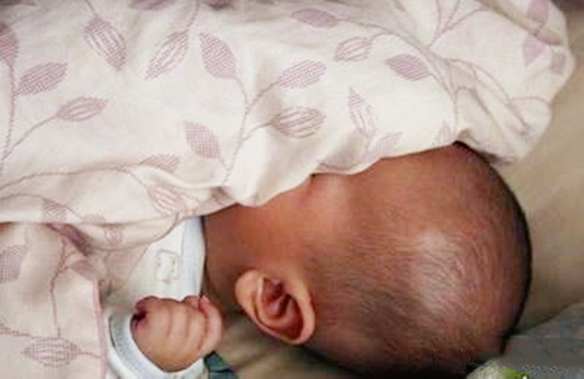 孩子睡觉出现的“奇怪”行为，是缺乏安全感的信号，越早解决越好