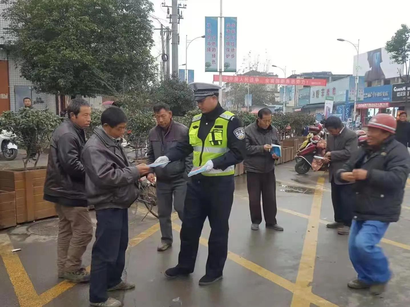 春运将至 汉中交警一大队唱响冬季农村交通安全宣传“好声音”