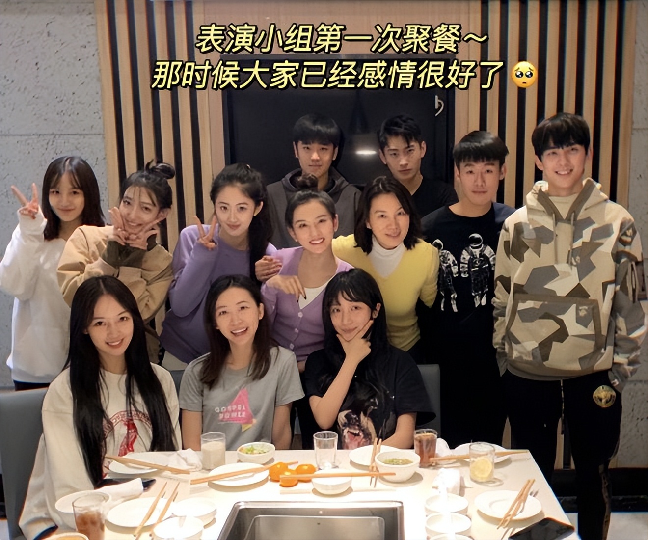 中戏明星班毕业啦!易烊千玺答辩穿百元长裤,李兰迪素颜脑门锃亮