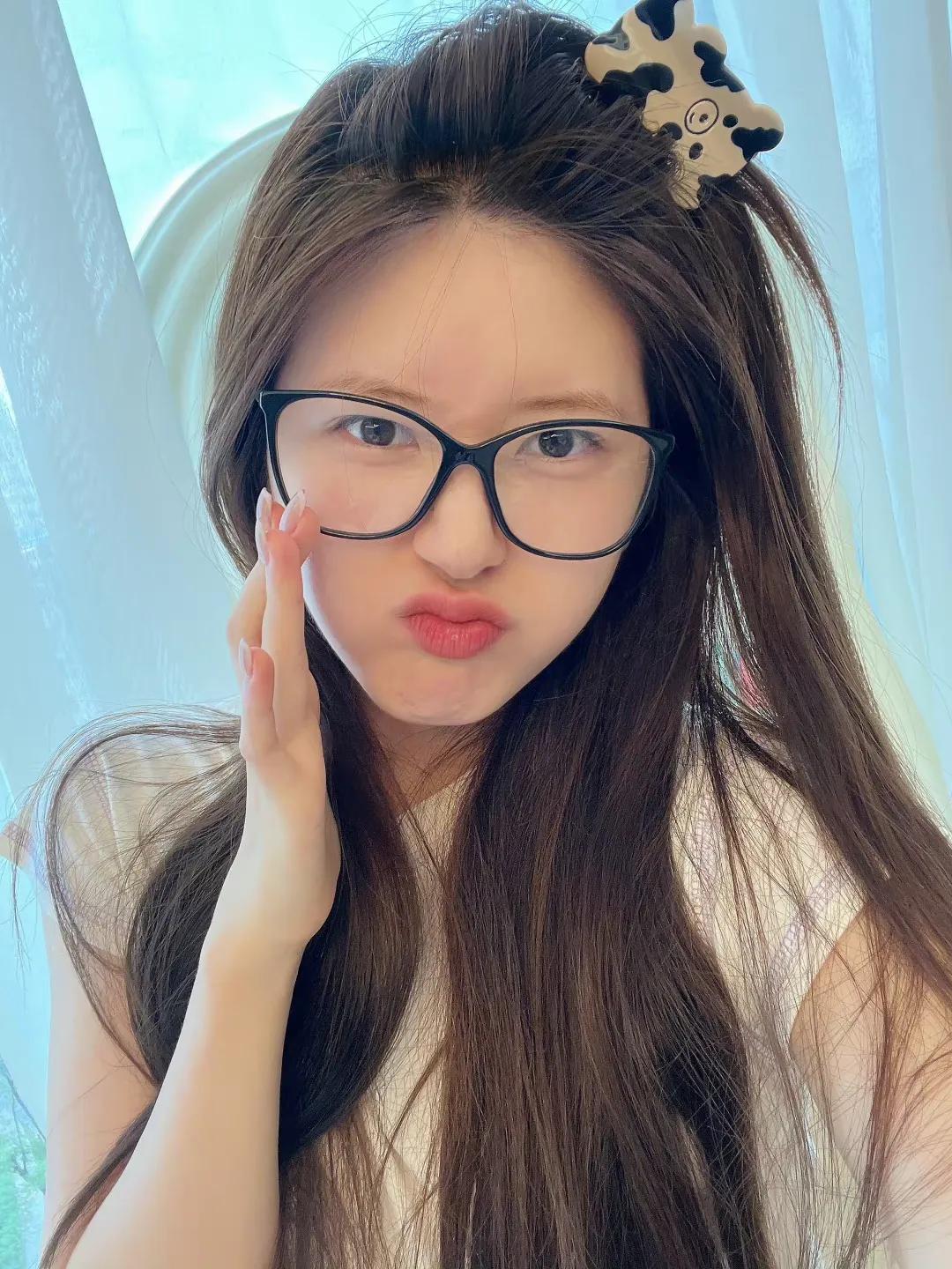 赵露思近期自拍照