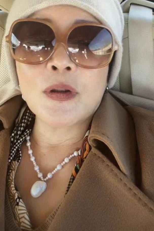 63岁张兰直播提汪小菲罕落泪，与友聚餐发生争执，被摁地掐脖暴打