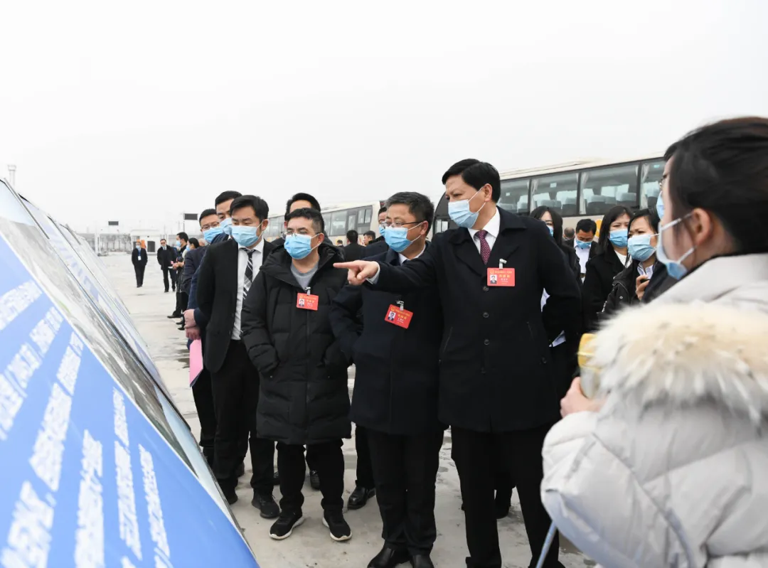 參加市六屆人大一次會議代表集中視察重點項目