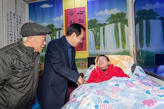 老师给小伙20元学费，40年后他发现恩师贷款买房：把买房费用全免