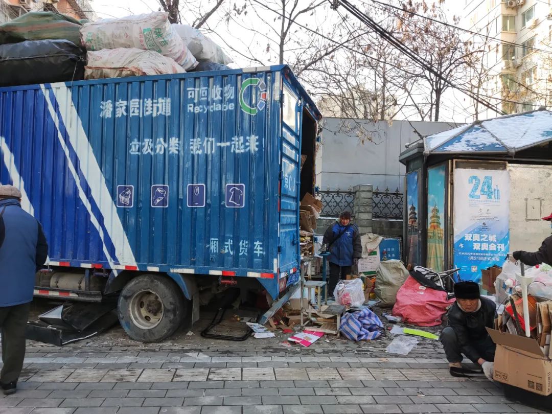 执迷拾荒的都市老年人