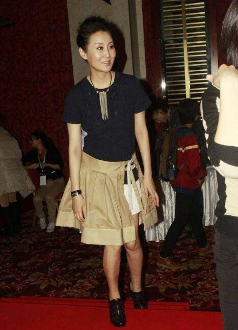 孙楠二婚老婆真会穿，针织裙叠穿半裙时髦减龄，扯个缺口更显腿长