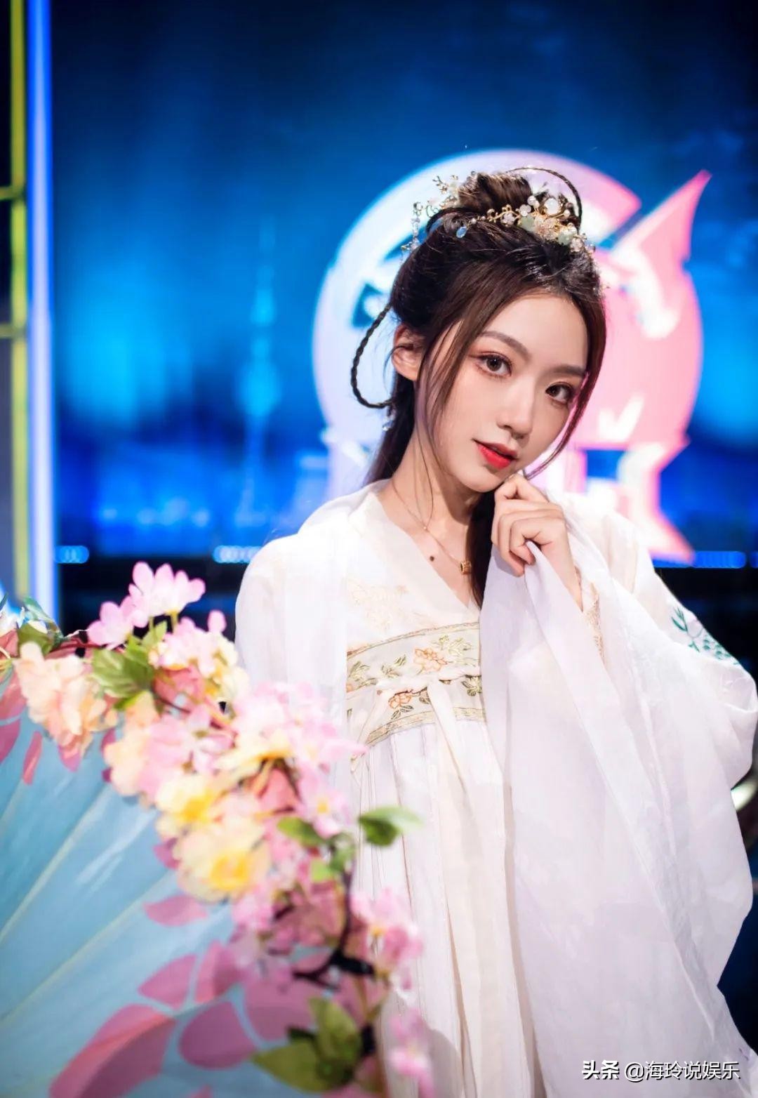 天云，美貌与智慧并存的KPL美女解说员