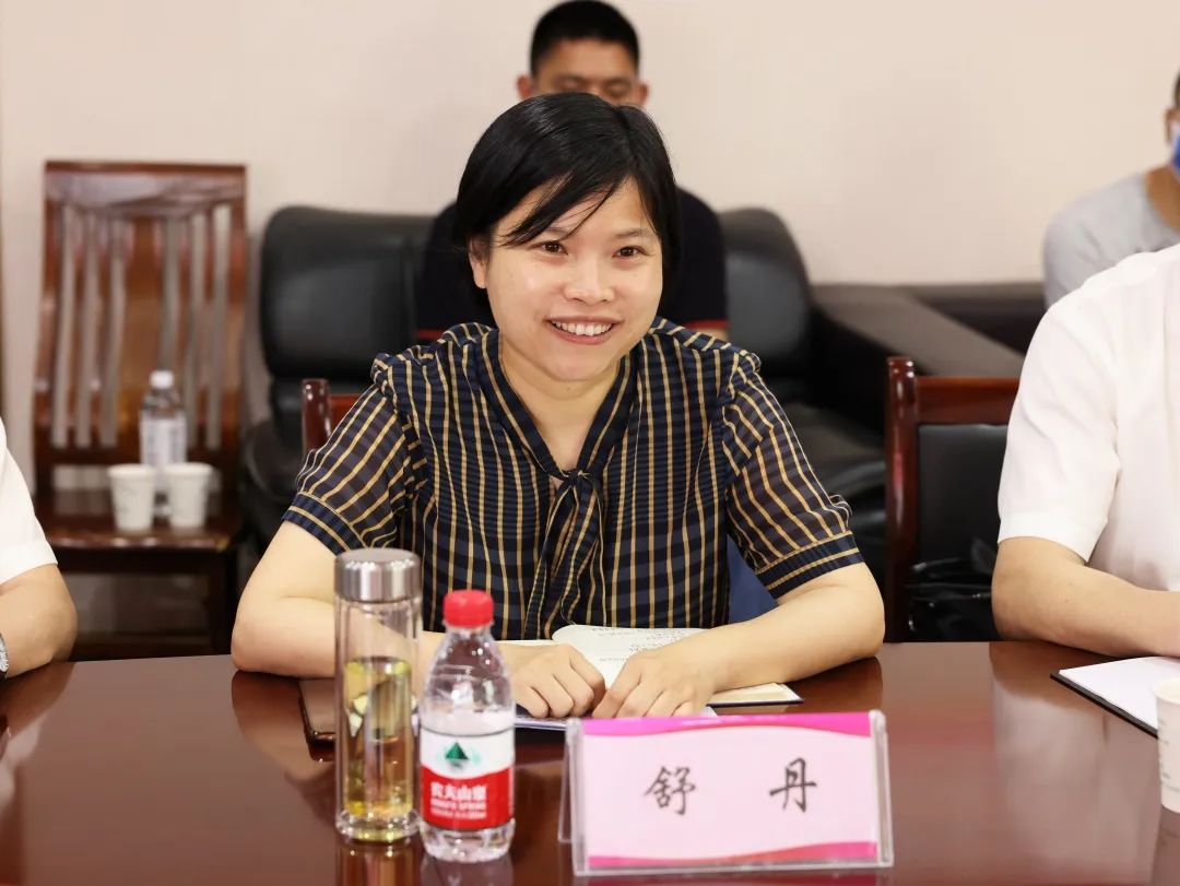 钭方芳书记一行赴进贤县人民医院调研医联体建设工作