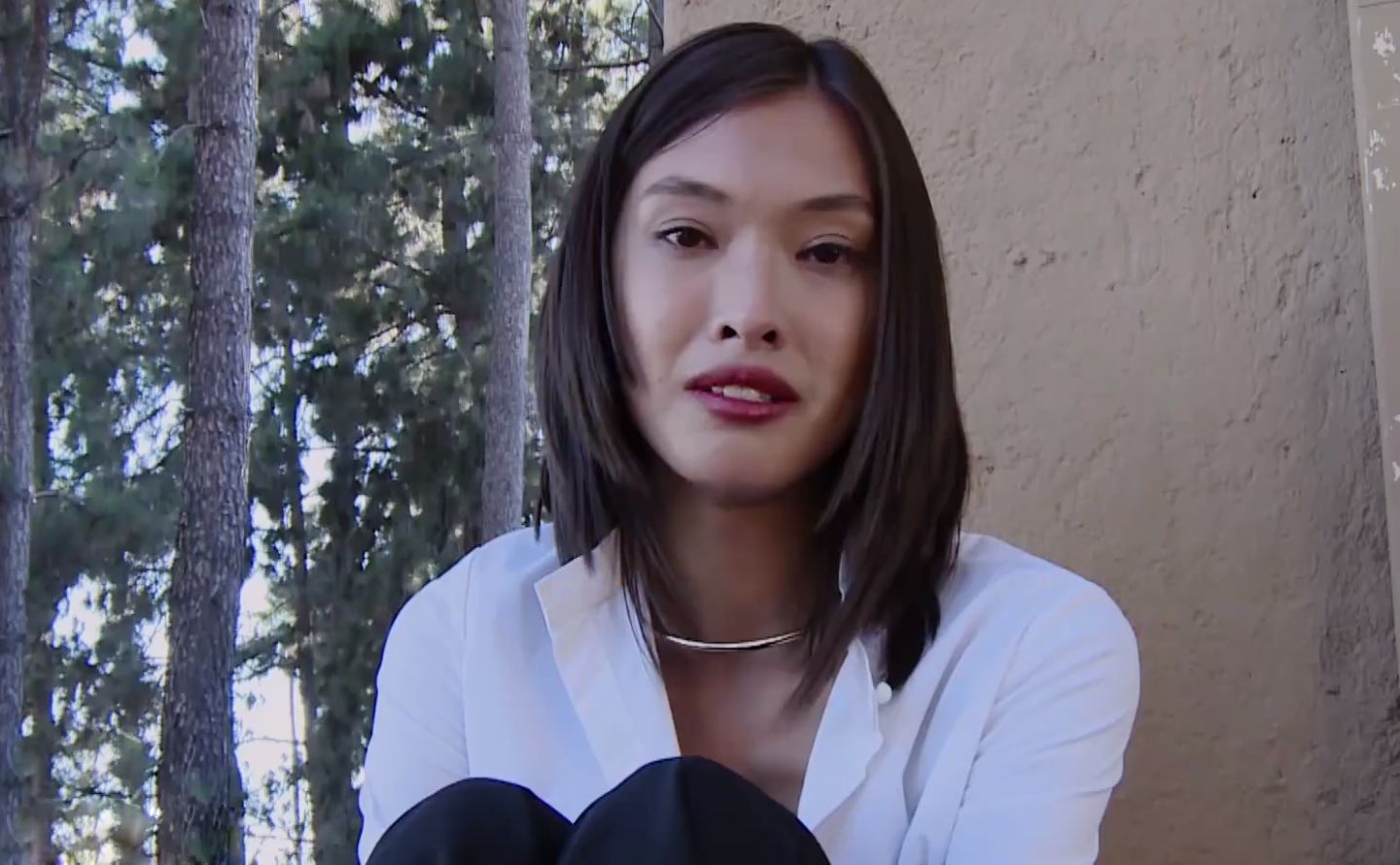 她不承认自己是中国人，被网友怒怼，仍想回来捞金