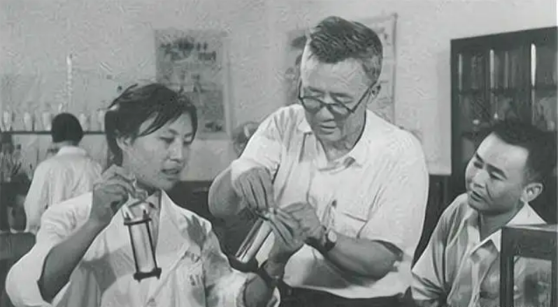 华罗庚仅初中文凭，身患残疾却成数学巨匠，去世前6小时仍在演讲