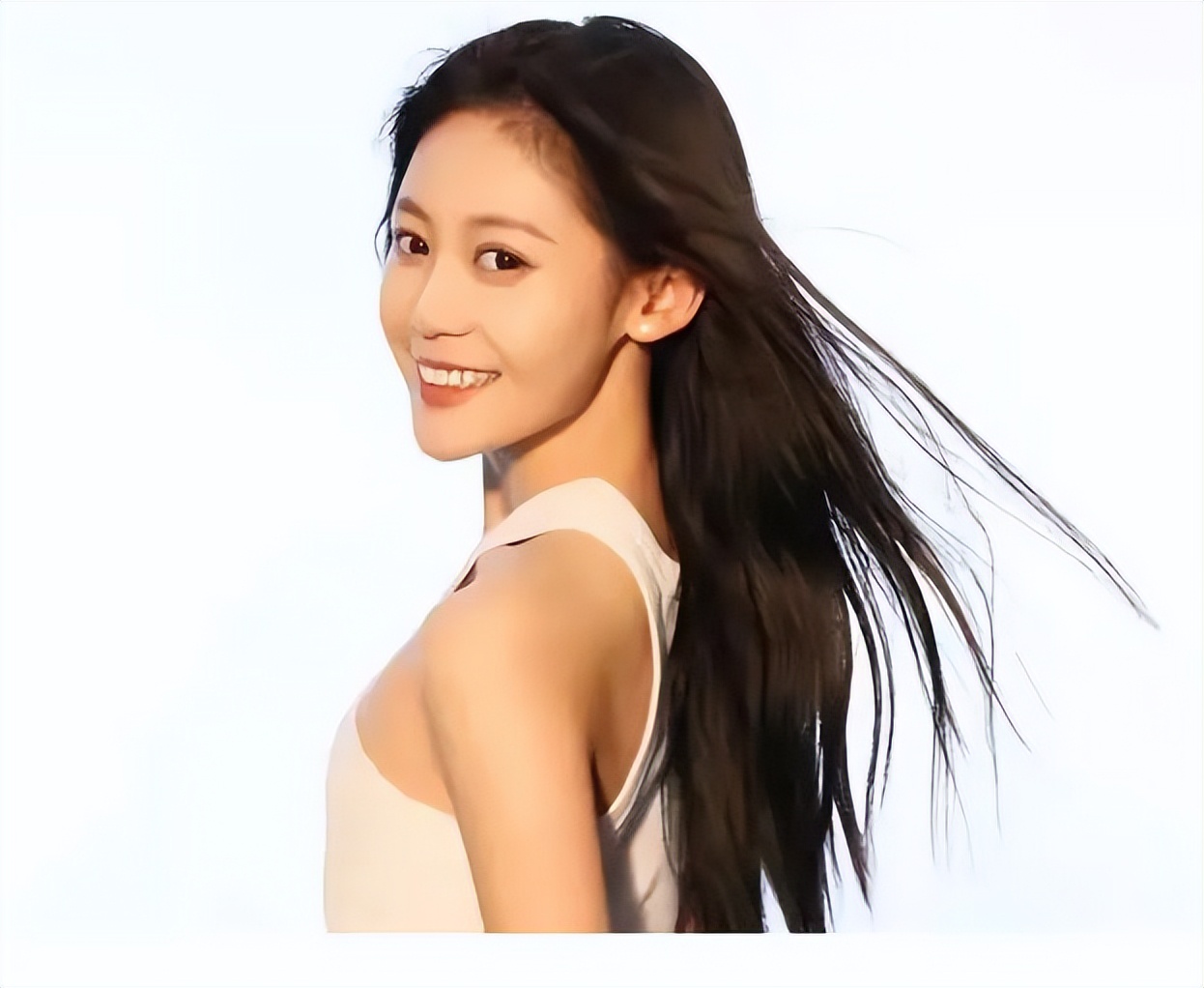 宋晓峰女儿高考359考上北电，数学46分仍激动痛哭，长相很出众