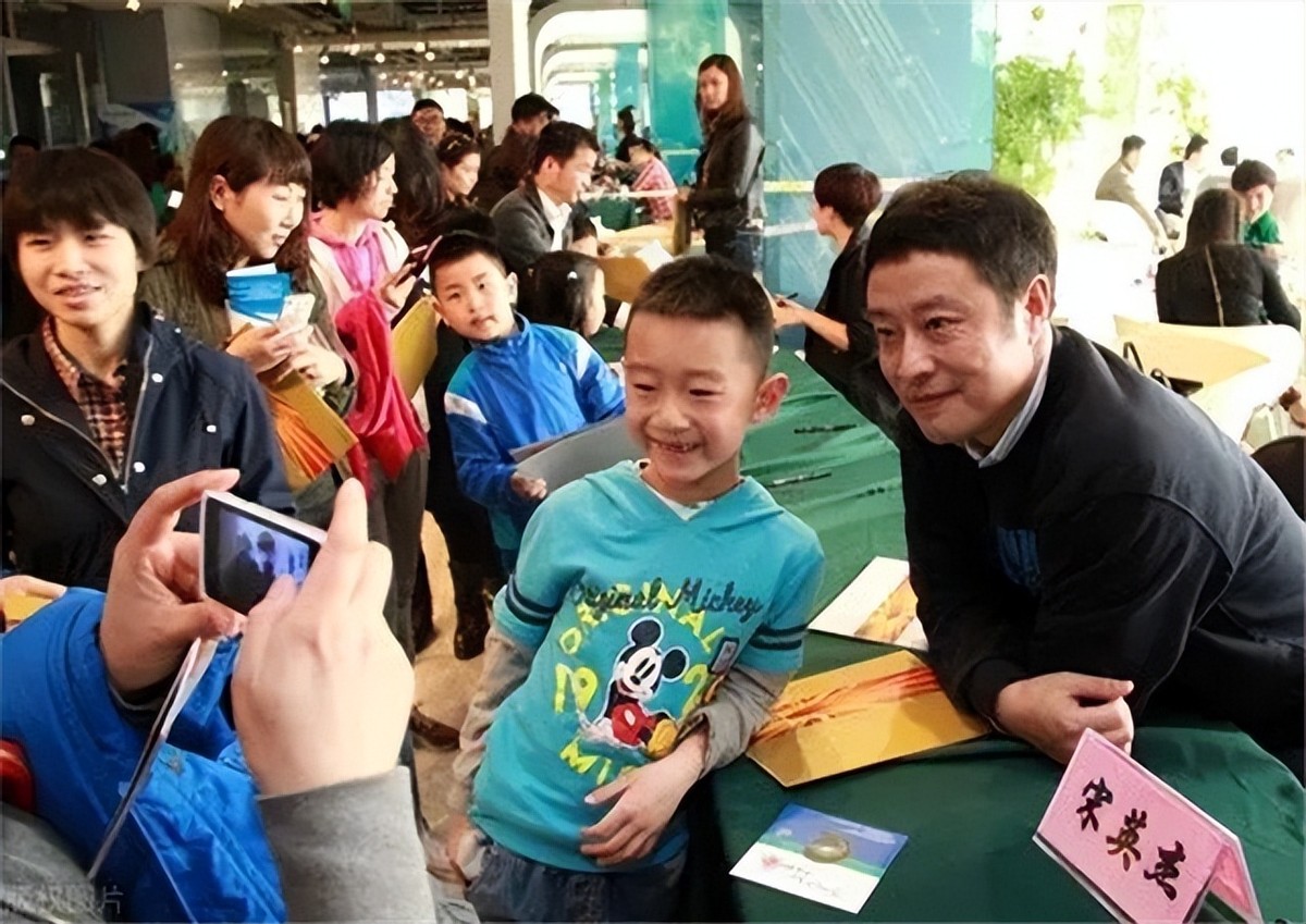 宋英杰妻子美丽能干，一双儿女呆萌可爱，一家四口羡煞旁人