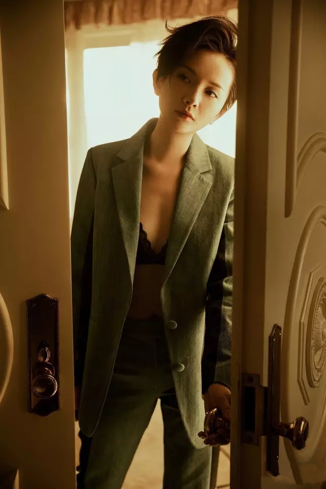 国内最早歌舞组合主唱，出演《火蓝刀锋》走红，百变多面个性女神