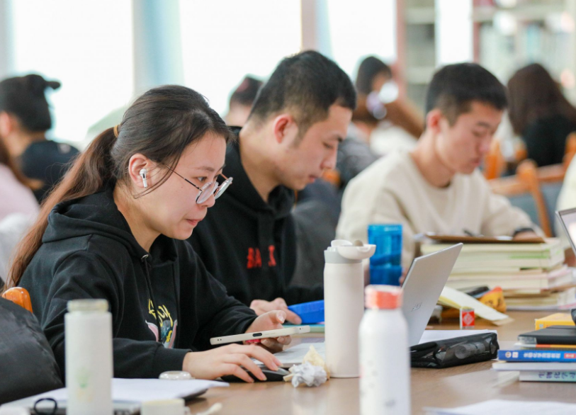 23岁的211本科生，毕业后为何选择去学校当保安？原因揭露现状