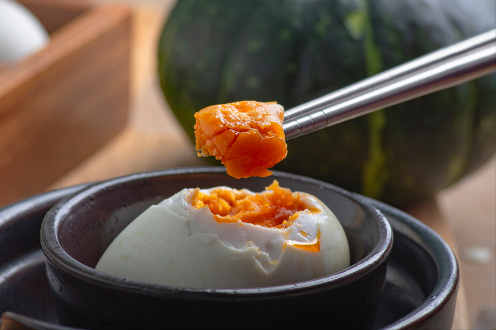 腌咸鸭蛋还得老方法，不泡盐水不裹黄泥，半个月腌好起沙又流油