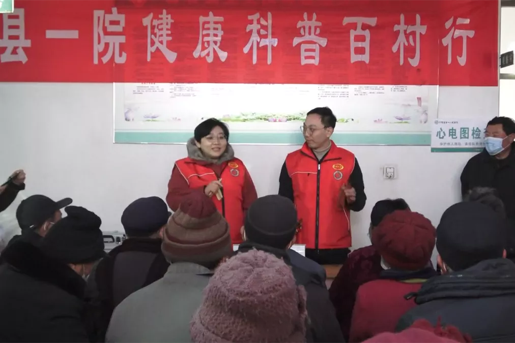 【志愿服务关爱行动】义诊入村送医药，百姓都把赞来点