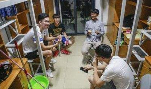 5人宿舍换成4人，大学生被其他4人投出去，网友评论却出奇一致