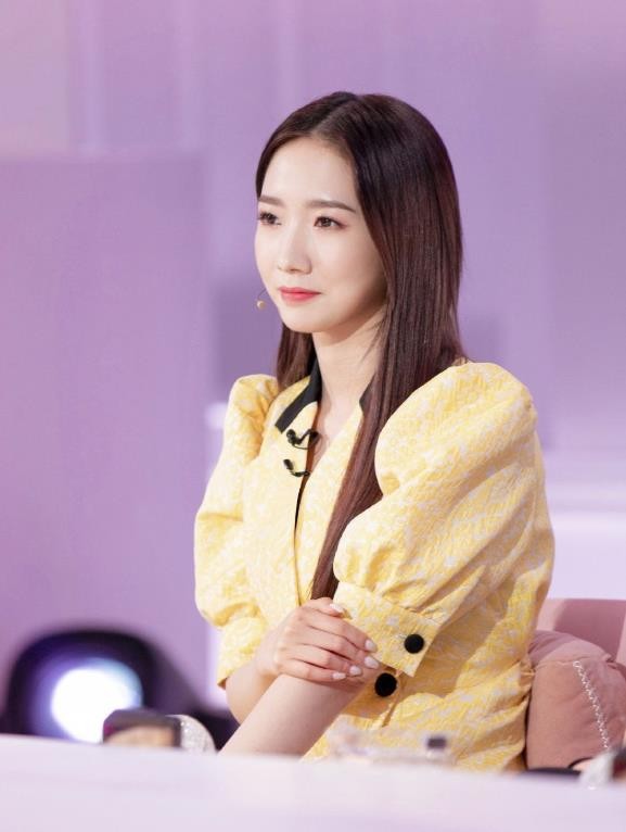 中传毕业科班出身，靠选秀搭档杨超越出道，后转行演戏屡遭吐槽