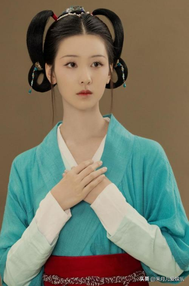 陈都灵现代装清纯甜美，古装却又清冷迷人，真是人间宝藏女孩