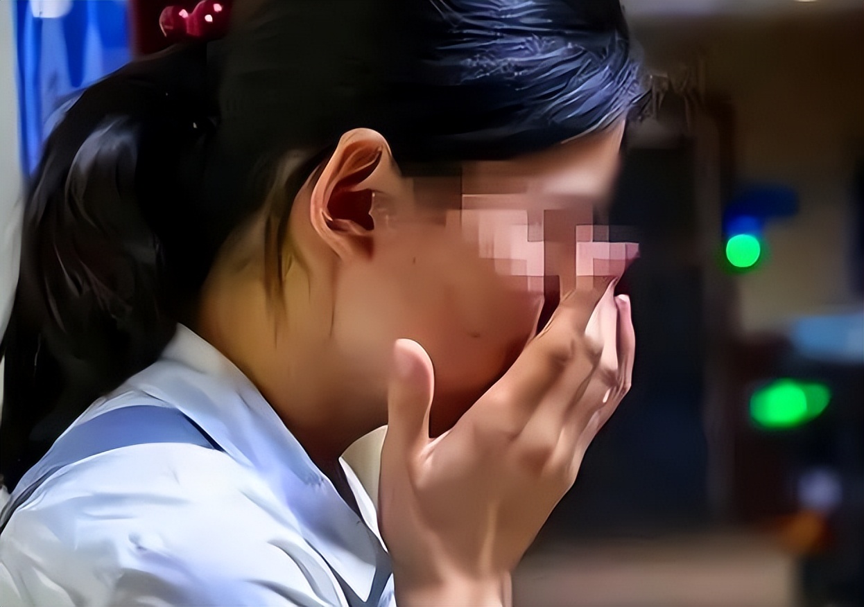 云南16岁女生在宿舍内分娩，家长老师均不知情，线索指向同学父亲