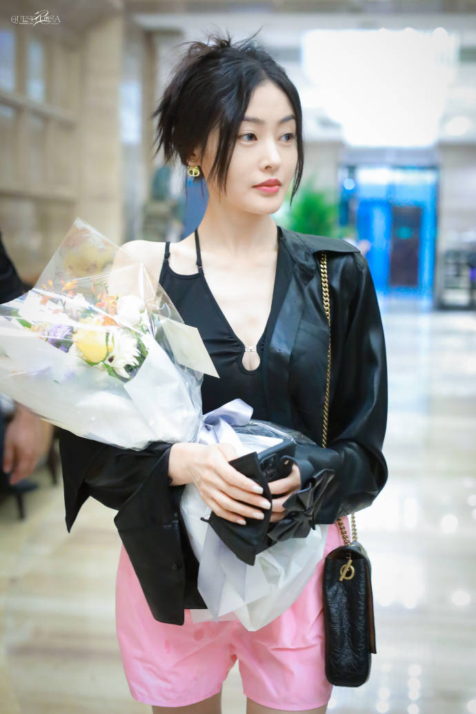 张天爱综艺上班路透曝光 穿皮衣配粉裤性感优雅