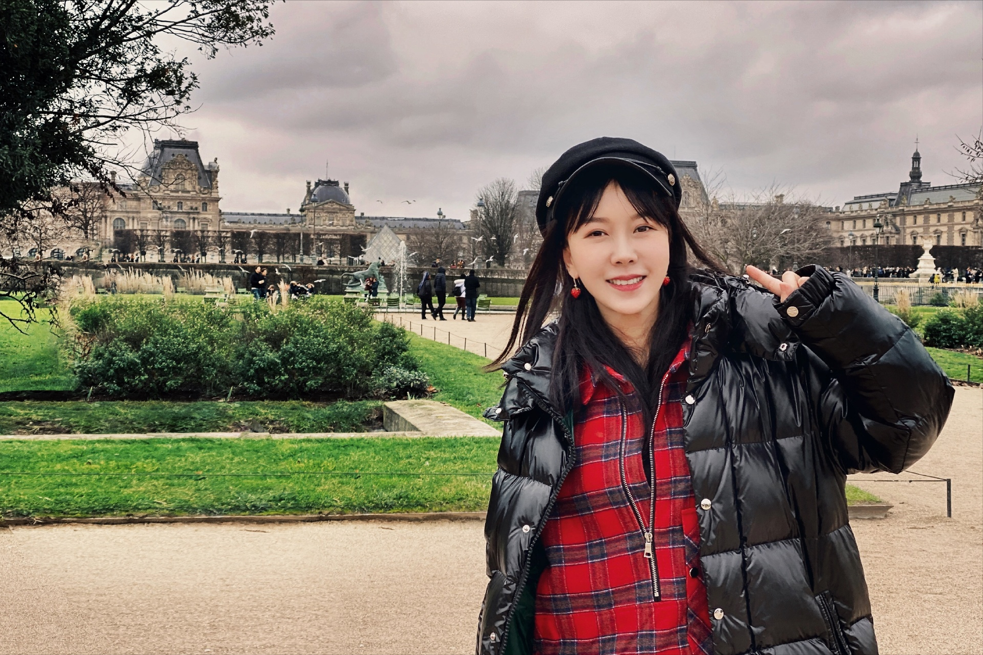 中南再现女神教师：肤白貌美大长腿，上课座无虚席，有颜又有才