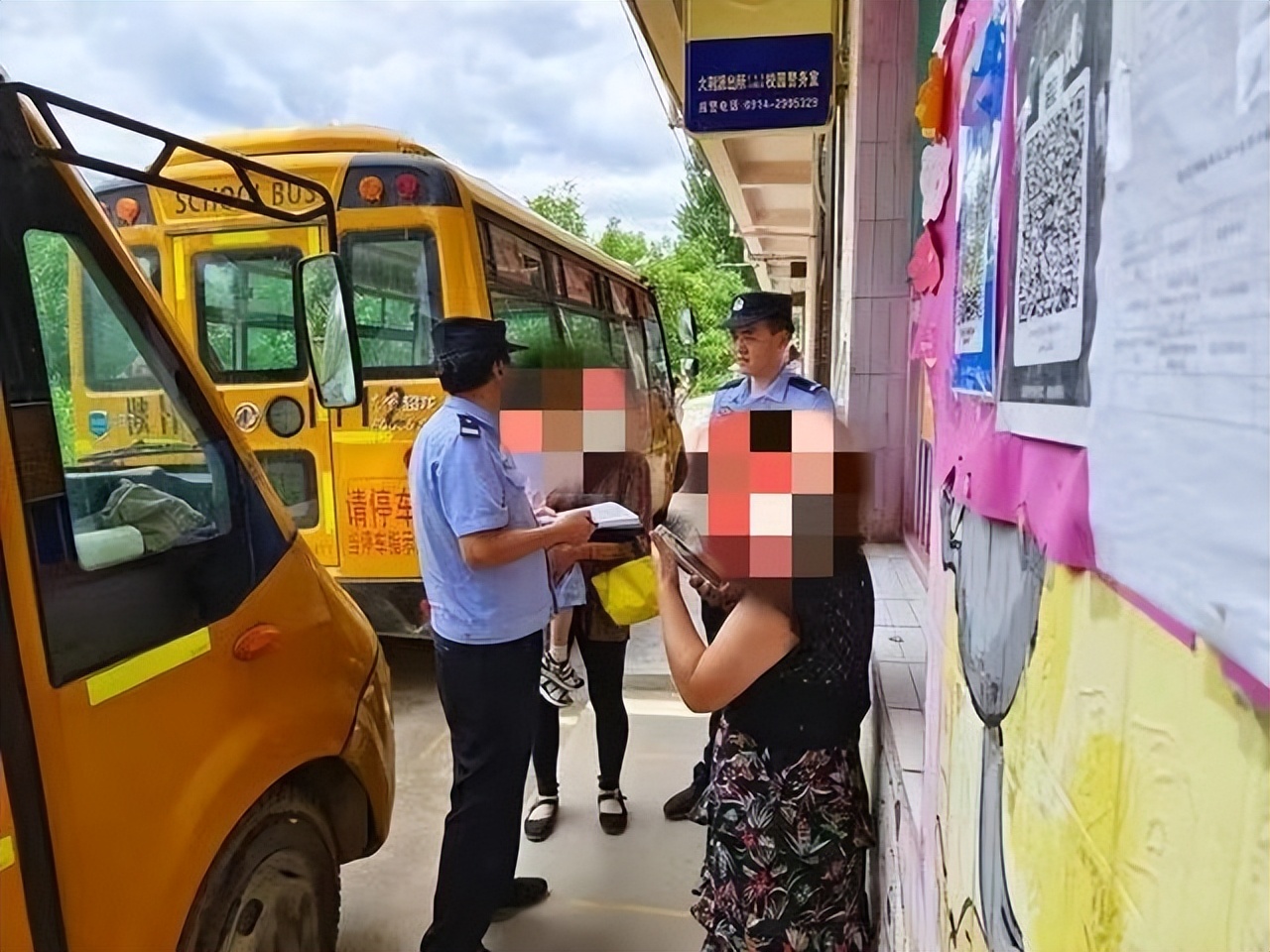 走失小男孩路边哭泣 商洛民警买零食哄娃帮找亲人